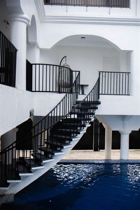 R White House Hot Spring & Resort .